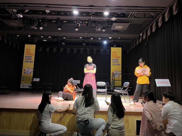 세종시 학생들이 동네방네프로젝트 성장나눔회에서 공연을 하고 있다.