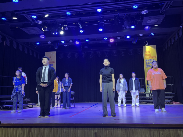 세종시 학생들이 동네방네프로젝트 성장나눔회에서 공연을 하고 있다.