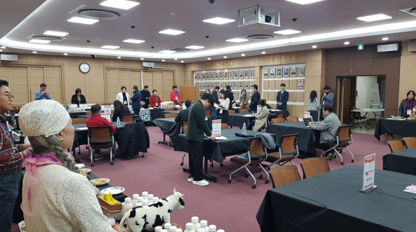 공주알밤 가공상품 유통전문가를 초청해 품평회와 구매 상담회 진행