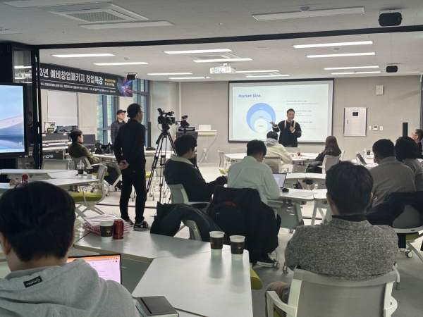 ​창업특강과 창업토크콘서트를 개최하고 ㈜라이트웨이 김진환 대표가 특강을 진행하고 있다.​