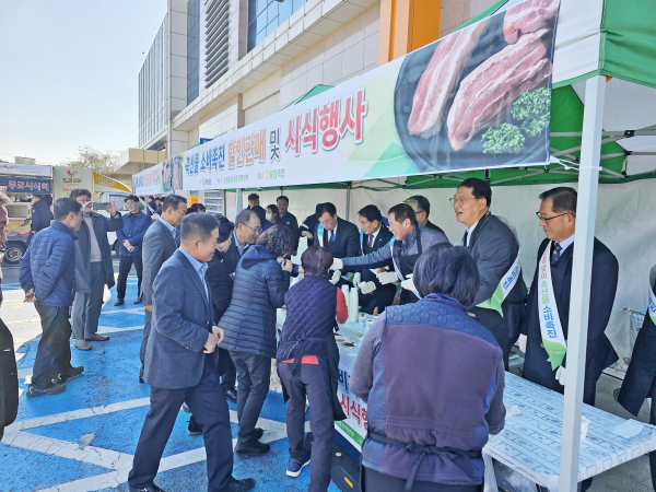 충남세종농협은 본격적인 김장철을 맞아 당진축협 하나로마트에서축산물 소비촉진 행사 진행 모습
