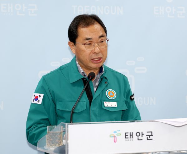 24일 군청 브리핑실에서 박경찬 부군수 기자회견 모습