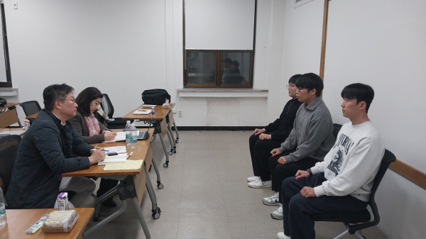 대학일자리본부가 운영한 ‘면접관에게 배우는 실전 모의면접’에서 참여한 학생이 면접관의 질문에 답하고 있다.