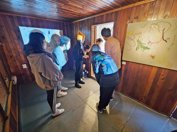 ‘정동 상상바캉스 展’ 관람객들이 지난 15일 김영웅 작가의 설명을 들으며 작품을 관람하고 있다.