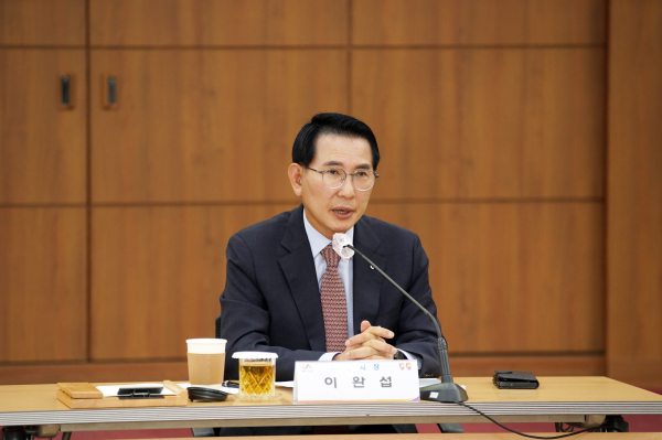 이완섭 서산시장이 28일 서산시청 중회의실에서 열린 ‘서산시 미래첨단전략사업 육성을 위한 기본구상 연구용역 착수보고회’모습