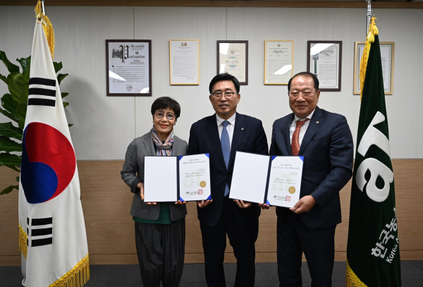 글로벌 저탄소 식생활·김치 홍보대사 위촉식 * 한국농수산식품유통공사 김춘진 사장(가운데), ㈜영명 오영석 대표이사(오른쪽), 유향희 요리연구가(왼쪽)