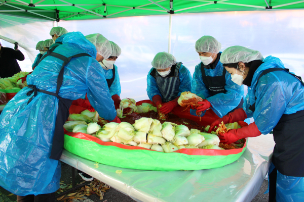 대덕구장애인종합복지관에서 김장담그기 봉사