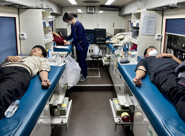 28일 도교육청 현관 앞에서 5회 사랑나눔 헌혈의 날 행사를 진행하고 있다(교육청 직원이 헌혈하는 모습