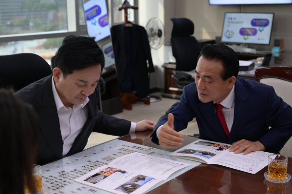 원희룡 장관을 만나 지역 현안 건의사항을 전한 백성현 논산시장