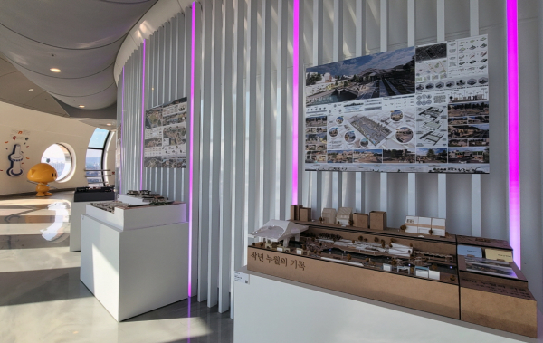 ‘#꿀잼_대전’ 전시에 참여한 국립한밭대학교 산업디자인학과 학생들과 김지현 지도교수 기념촬영