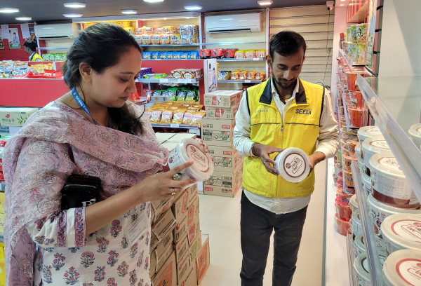 농식품 안테나숍에서 떡볶이를 구매하는 인도 소비자