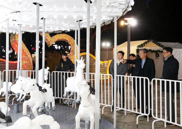 정용래 유성구청장, 유성온천 크리스마스 축제 현장 사전점검 모습