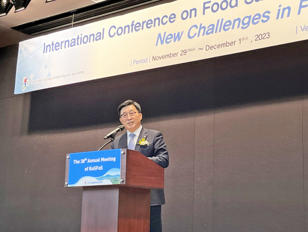한국식품위생안전성학회 제38회 정기학술대회 현장 사진 * 축사하는 한국농수산식품유통공사 김춘진 사장