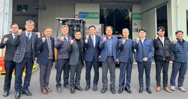 제주시농협 농산물산지유통센터 현장 사진 * 한국농수산식품유통공사 김춘진 사장(좌측 6번째), 문종찬 제주시농협 상무(좌측5번째)