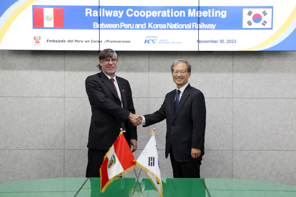 국가철도공단 김한영 이사장(오른쪽)이 30일 공단 수도권본부 회의실에서 파울 페르난도 두클로스 파로디(Paul Fernando Duclos Parodi) 주한페루대사와 면담에 앞서 기념촬영을 하고있다.