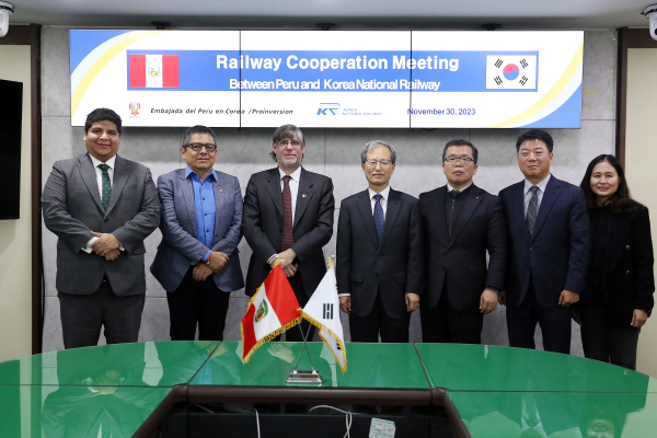 국가철도공단 김한영 이사장(오른쪽)이 30일 공단 수도권본부 회의실에서 파울 페르난도 두클로스 파로디(Paul Fernando Duclos Parodi) 주한페루대사와 면담 시행 후 기념촬영을 하고있다.