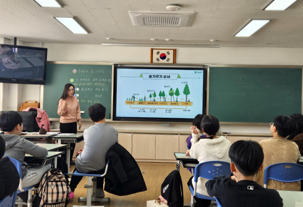 지난 30일 대전 대덕구 신탄진초등학교에서 ‘숲교육 교사연구회’ 사업 참여 교사가 학생들을 대상으로 숲교육 프로그램을 운영하고 있다.