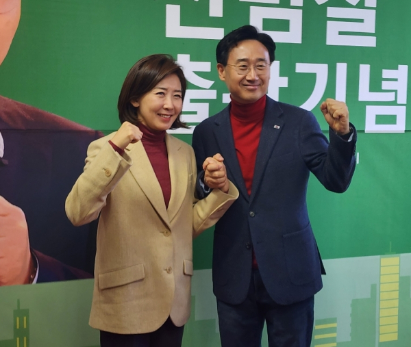 신범철 전 차관(오른쪽)과 기념촬영을 하고 있는 나경원 전 대표/사진=박동혁 기자