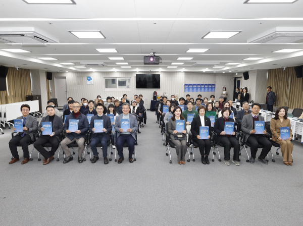 정용래 유성구청장(앞줄 왼쪽 다섯 번째)이 11월 30일 구청 대회의실에서 대덕특구 50주년 기념 유성 과학정책 포럼을 개최한 가운데 참여자들과 기념촬영을 하고 있다.