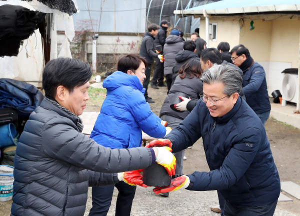 2일 유성구 송정동에서 정용래 유성구청장(앞줄 오른쪽), 조승래 국회의원(앞줄 왼쪽), 유성구 환경노동조합 “사랑나눔봉사단”이 봉사활동을 하고 있다.