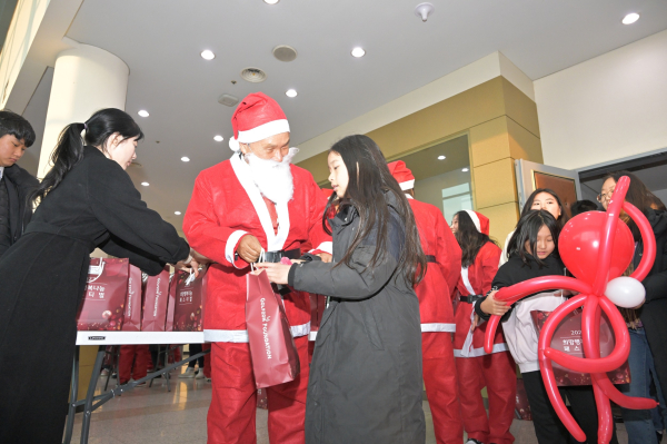 2023 희망행복나눔페스티벌에서 산타 복장을 한 김영찬 골프존문화재단 이사장이 아이들에게 선물을 나눠주고 있다.