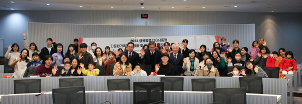 멘토링 사업 참여 멘토와 멘티 대상 수료증 수여 기념사진