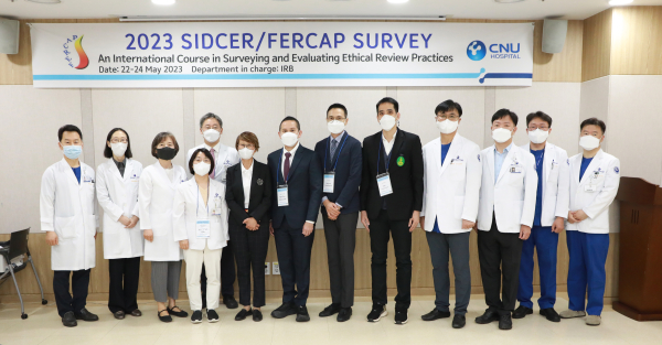 왼쪽부터 이효진 의생명연구원장, 김지명 진단검사의학과장, 서광선 병리과 교수, 김정란 IRB위원장, 김진현 임상연구윤리센터장, Juntra karbwang-Laothavorn, Nithipun suksumek, Naiyarat Prasongsook, Piti Chalongviriyalert Fercap 인증단, 조강희 충남대학교병원장, 이상일 대전지역암센터소장, 김석환 미래의학연구실장, 박준범 소아외과 분과장