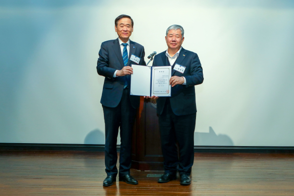 한남대 ‘가족회사의 밤’ 행사에서 가족회사 대표기업으로 ㈜삼진정밀(정태희 대표이사) 위촉 모습