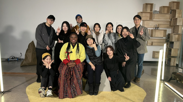지난 1일 2023 인문도시지원사업의 일환으로 다중문화페스티벌 ‘풀이 연습’ 공연을 개최하고 외국인 소리꾼 마포 로르(앞줄 왼쪽에서 두 번째)와 관계자들이 기념촬영