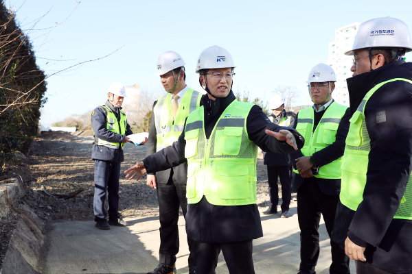 김한영 이사장(왼쪽 세 번째)이 지난 4일 경주시 양주마을 폐선 구조물 철거 현장을 확인하고 있다.