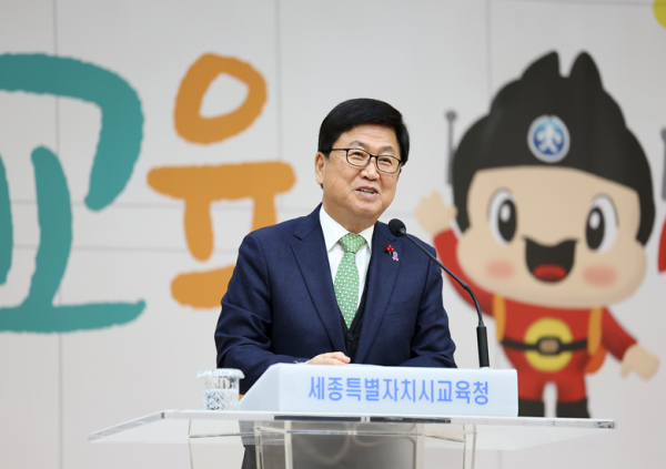 최교진 교육감이 12일 월례회의에서 당부말을 하고 있다