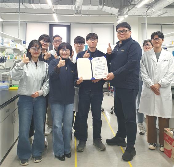 앞줄 왼쪽부터 이유림 연구원, 이수연 책임연구원, 문상준 기술원, 문명훈 책임연구원, 고건영 연구원 등 연구실 구성원들 모습