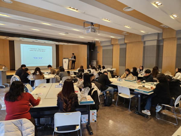 지난 5일 교내에서 ‘대전권 대학 상담센터 실무협의 간담회’를 개최하고, ‘대학․청년 마음건강 정책방향’이라는 주제로 교육부 대학운영지원과 송성윤 사무관이 기조강연을 하고 있다.