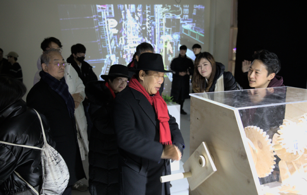 최민호 세종시장과 관계자들이 지난 2일 한국영상대 ‘백색소음-공명’ 전시회를 찾아 작품들을 감상하고 있다.