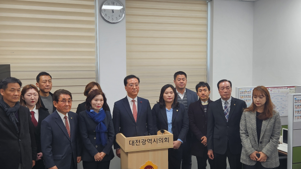 더불어민주당 소속 대전 유성구을 지방의원들이 6일 대전시의회 기자실에서 이상민 의원과 함께 동반 탈당하겠다고 밝히고 있다.