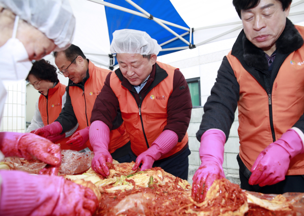 서구 탄방동 사랑의 김장 김치 나눔 행사 장면