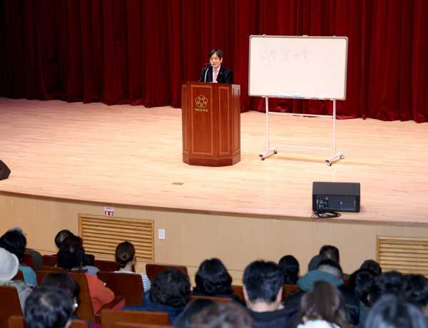 지난 5일 태안문화원에서 진행된 시인 이근배 특강 모습.