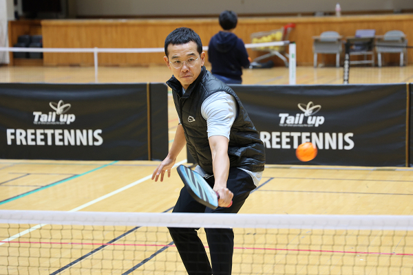 목원대 체육관 피클볼 코트에서 정희성 교수가 패들로 공을 치고 있다.