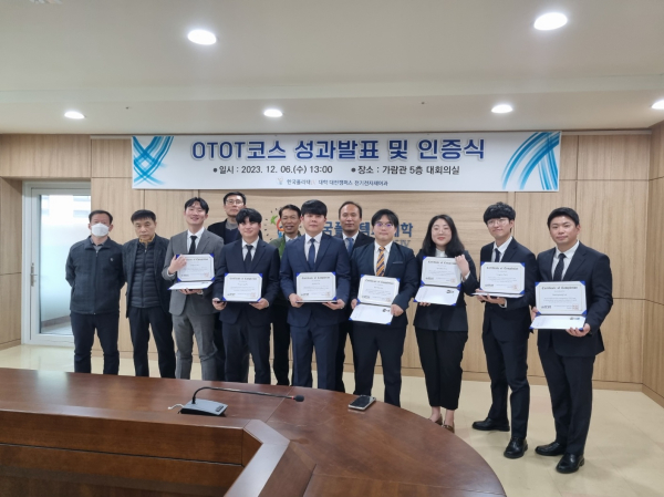 지난 6일 본교 가람관 대회의실에서 하이테크과정 재학생들의 OTOT(One Thing One Team) 코스 성과발표 및 인증식 수여식 모습