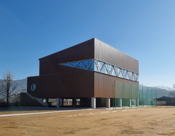 기성초 다목적 강당 준공 모습