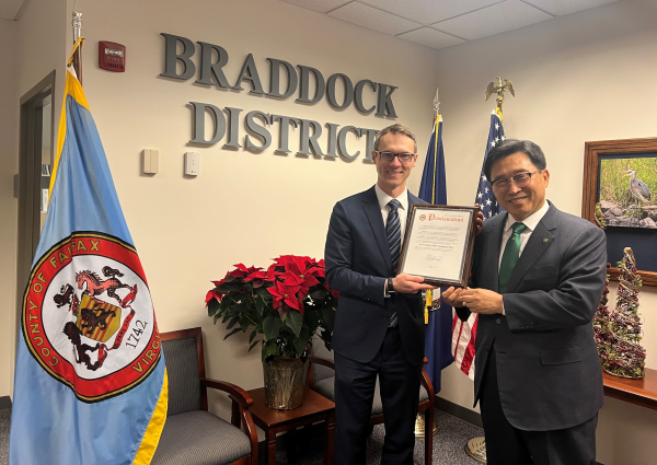 페어팩스 카운티 ‘저탄소 식생활의 날’ 선포문 전달식 * 한국농수산식품유통공사 김춘진 사장(오른쪽), 페어팩스 카운티 제임스 워킨쇼 슈퍼바이저(왼쪽)