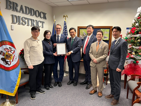 페어팩스 카운티 ‘저탄소 식생활의 날’ 선포문 전달식 * (왼쪽 3번째부터) 페어팩스 카운티 제임스 워킨쇼 슈퍼바이저, 한국농수산식품유통공사 김춘진 사장