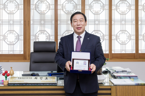 최민호 세종시장이 ‘2023 대한민국 공공성실천 대상’을 수상했다.