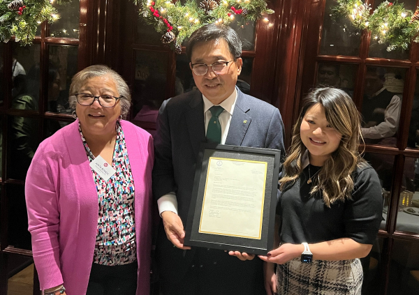 아이린 신 버지니아주 하원의원으로부터 감사서신을 받고있는 한국농수산식품유통공사 김춘진 사장 * (우측부터) 아이린 신 버지니아주 하원의원, 한국농수산식품유통공사 김춘진 사장, 아니타 본즈 워싱턴 D.C 의원