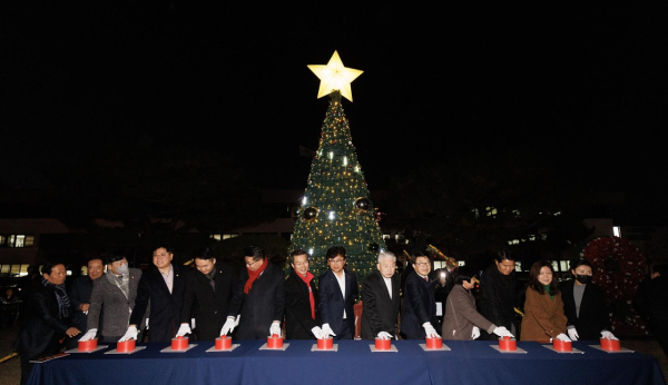 지난 8일, 최충규 대덕구청장(사진 왼쪽 여덟 번째)과 대덕구기독교협의회 관계자들이 대덕구청사 광장에 성탄 트리 점등식 진행