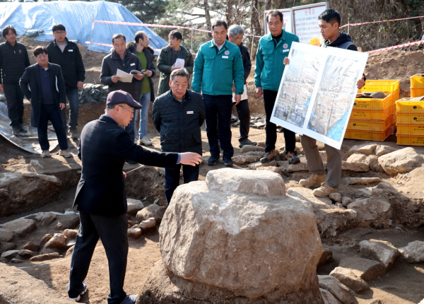 지난 5일 백화산성 태일전 터 발굴 현장을 둘러보는 가세로 군수