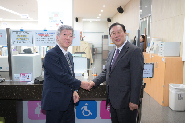 한-일 의료협력 /(왼쪽부터) 호소이 히루시 나라현립 의과대학 이사장, 최민호 세종시장