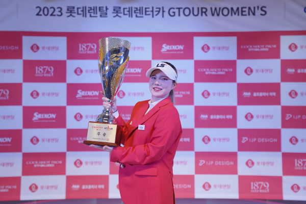 ‘2023 롯데렌탈 롯데렌터카 GTOUR WOMEN’S’ 7차 결선시상식에서 우승자 한지민이 우승 세레머니를 하고 있다.