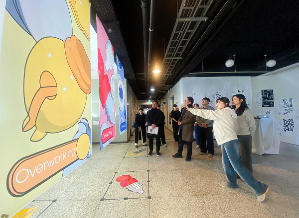 커뮤니케이션디자인학과, 디자인프로젝트 ‘Overworking’ 전시회 진행 모습