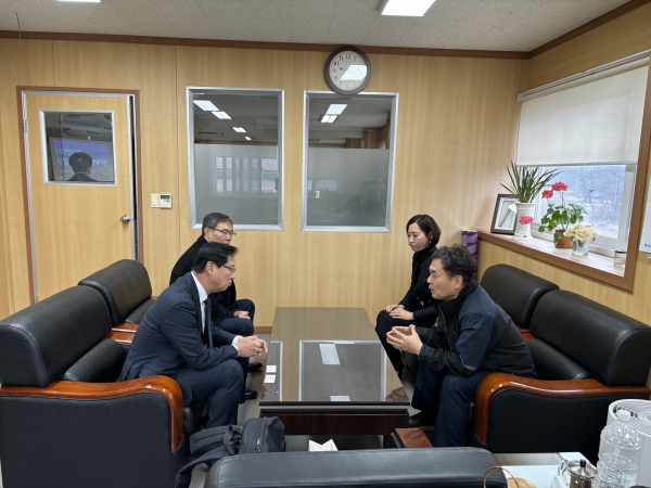 강만희 대전지방보훈청장과 주식회사 엘티팜 관계자들이 대화를 나누고 있다